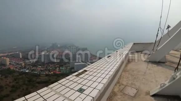 从一个沿着摩天大楼屋顶边缘行走的人的视角视频的预览图
