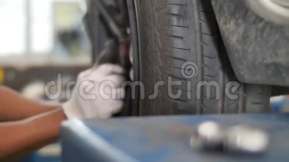 汽车机械师在一家汽车修理店的国内车库里踩刹车视频的预览图