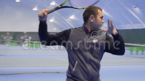成年男子职业打网球视频的预览图