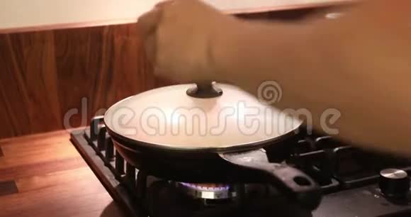 切菜煎锅下盖视频的预览图
