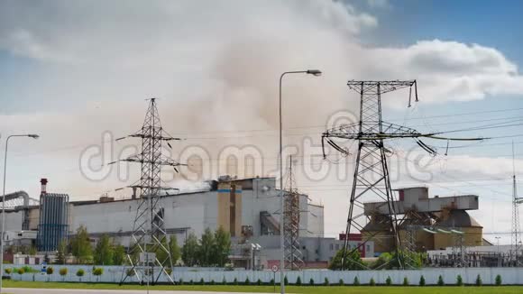 工厂发出的橙色烟雾污染了环境视频的预览图