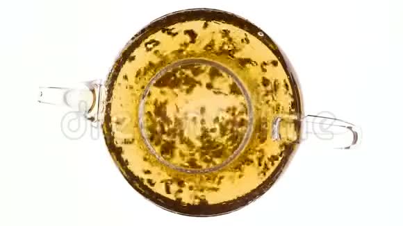 用玻璃茶壶冲泡红茶白色背景的俯视图视频的预览图