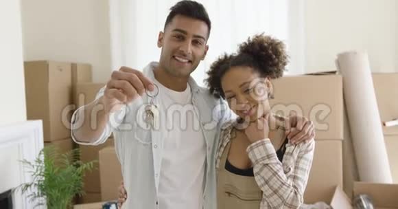 带着钥匙的年轻非裔美国夫妇视频的预览图