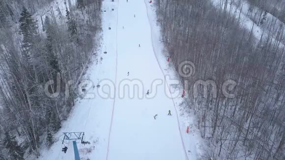 人们在滑雪场滑雪电梯旁的雪坡滑雪和滑雪板视频的预览图