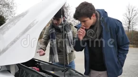 年轻人修理汽车发动机视频的预览图