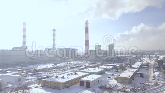城市空中景观中的工业区和发电厂的吸烟烟囱锅炉管道加热时产生的烟雾视频的预览图