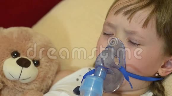 生病的女孩用软玩具睡觉住院的女孩被吸入治疗视频的预览图
