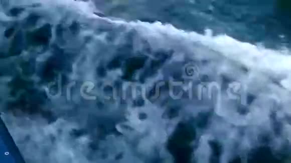 一艘船的波浪视频的预览图