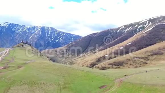 格鲁吉亚第比利斯2018年5月26日空中视频美丽的山景夏日视频的预览图