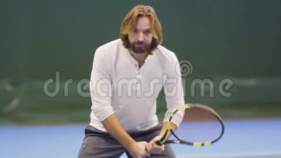 专心致志的人打网球视频的预览图
