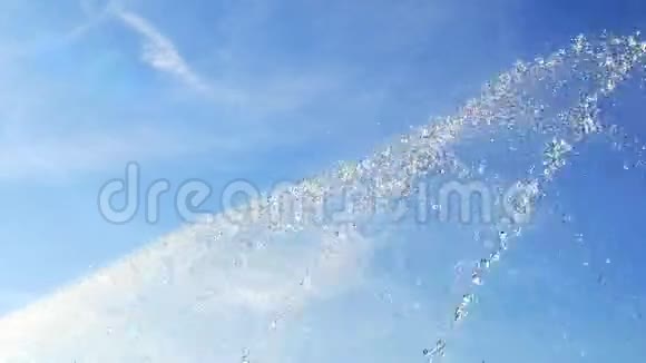 大量的水射流向蓝天涌来视频的预览图