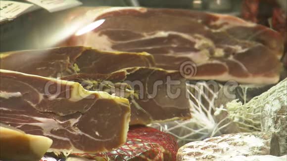 在一家肉店里的肉制品视频的预览图