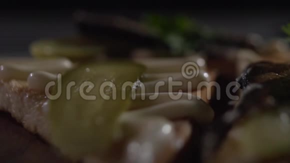 雪碧放在三明治里的咸黄瓜上视频的预览图