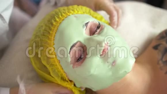 在美容院美容师给客户戴上海藻酸钠面膜皮肤增光保湿营养视频的预览图