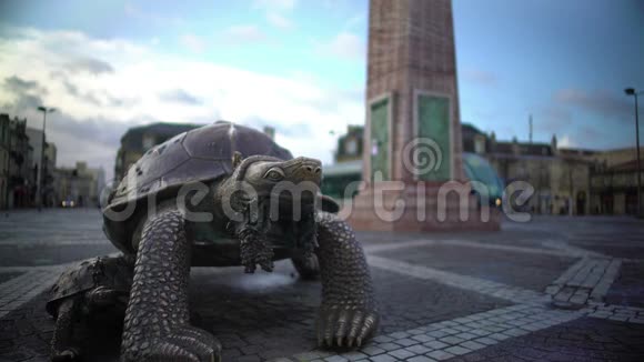 站在法国波尔多的维多利亚广场上的海龟青铜雕塑视频的预览图