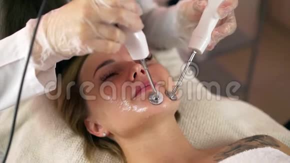 微电流治疗特写女美容师的那个女孩提升成纤维细胞肤色去皱视频的预览图