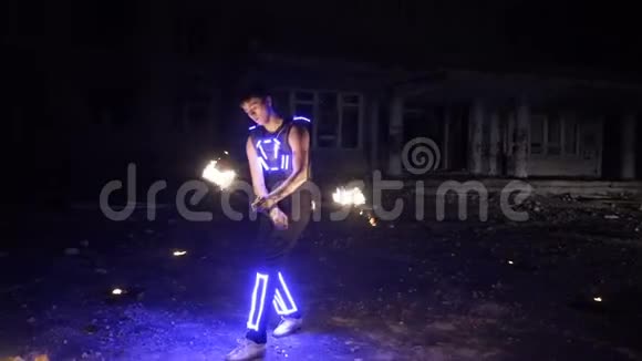 男孩展示了不同的技巧与燃烧的POIS旋转在晚上的火秀视频的预览图