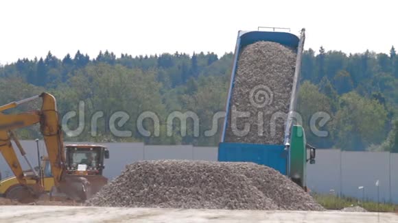 自卸汽车在施工现场卸下碎石视频的预览图