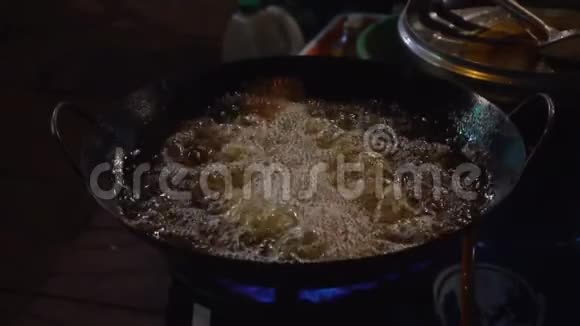 将美味的泰国菜汤与蔬菜海鲜和肉类一起在餐厅烹制热辣视频的预览图