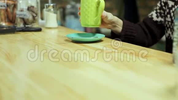 一个女人拿着一个黑咖啡杯视频的预览图