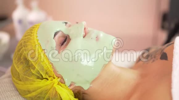 在美容院美容师给客户戴上海藻酸钠面膜皮肤增光保湿营养视频的预览图