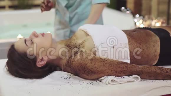用巧克力擦洗和椰子油按摩使女孩身体柔嫩视频的预览图