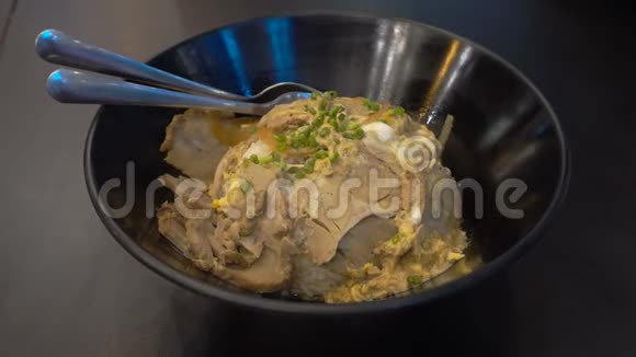 用热炒饭煎蛋卷和桌上的猪肉把厨房碗收起来泰国鹅视频的预览图