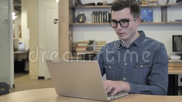 有颈部疼痛的人在做手提电脑视频的预览图