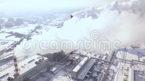从城市供热厂锅炉管道上飞行的无人机烟云视图现代电厂的吸烟烟囱视频的预览图