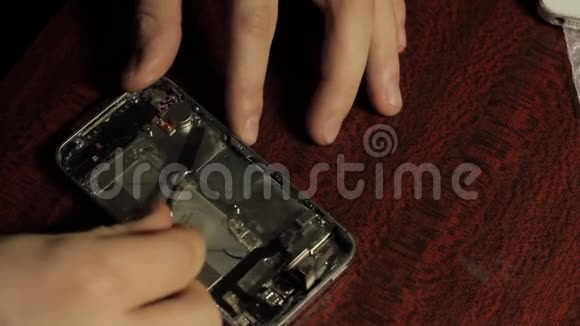 师傅维修手机智能手机的芯片和细节视频的预览图