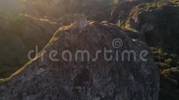 从尖锐的岩石上飞过格鲁吉亚古老的小堡垒视频的预览图