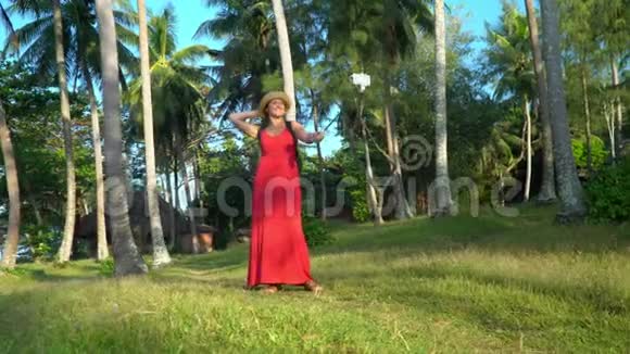 微笑的女人做照片普夸克岛晴天岛上绿油油的棕榈树越南视频的预览图