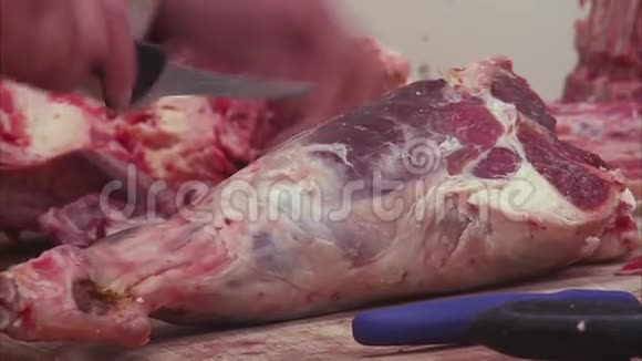 屠夫在长凳上切生肉视频的预览图