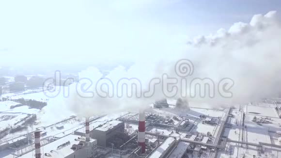 从工业区的锅炉管道上鸟瞰烟云化工厂工业城市无人机吸烟烟囱视频的预览图