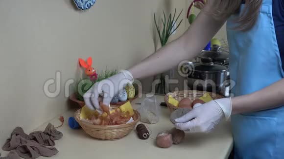 手准备复活节彩蛋配洋葱漆春天的节日家庭4K视频的预览图