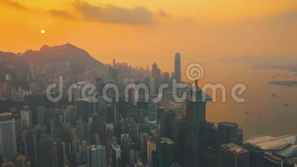 香港2018年5月中区及维多利亚湾的鸟瞰图日落于维多利亚峰与云视频的预览图