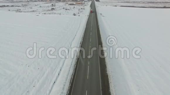 冬季阳光明媚的一天汽车和卡车在公路上行驶视频的预览图