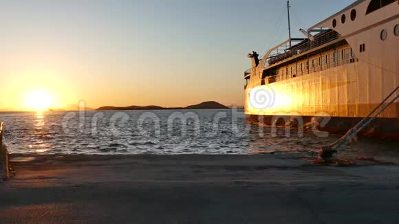 伊古梅尼察港美丽的金色夕阳希腊伊古梅尼察海港的渡轮视频的预览图