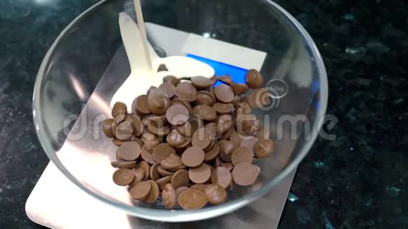 巧克力片正在玻璃碗里倒入脂肪牛奶视频的预览图