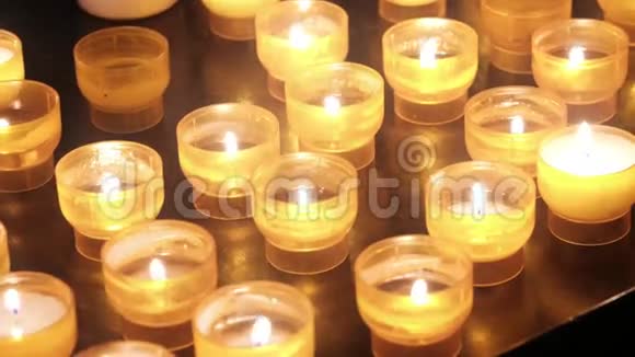 教堂里许多燃烧的蜡烛创造了精神上的感觉视频的预览图