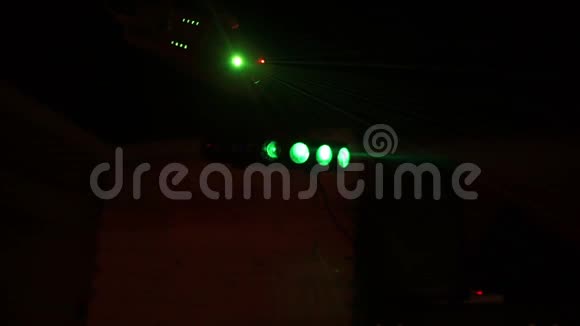 夜店里五颜六色的灯光关闭了专业的彩色照明和效果夜间舞台灯光背景视频的预览图