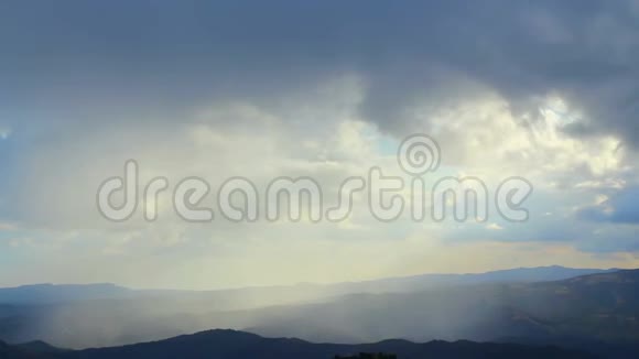 群山中的雾霾惊人的自然美景阳光人间的天堂银色的天空视频的预览图