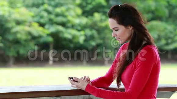 女人在看短信或短信后生气视频的预览图