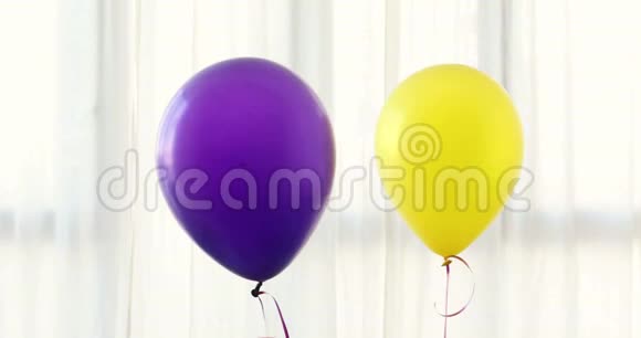 五颜六色的气球上升白色背景视频的预览图