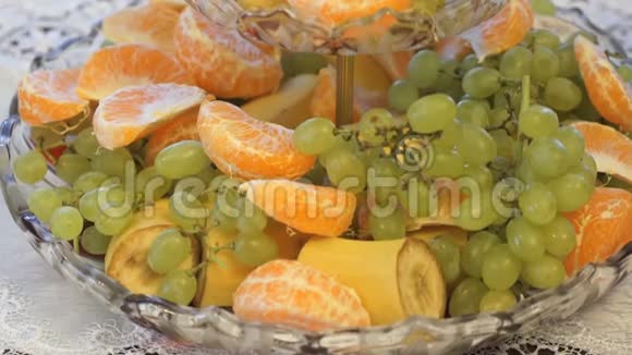 带香蕉橘子和葡萄的水果视频的预览图