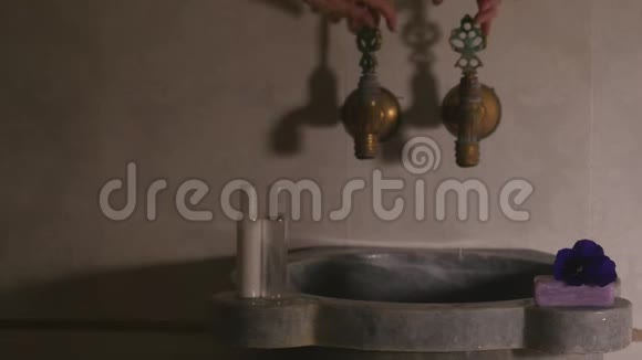 从土耳其浴缸的水龙头流出的水视频的预览图