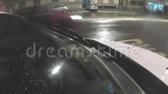汽车上的挡风玻璃雨刷视频的预览图