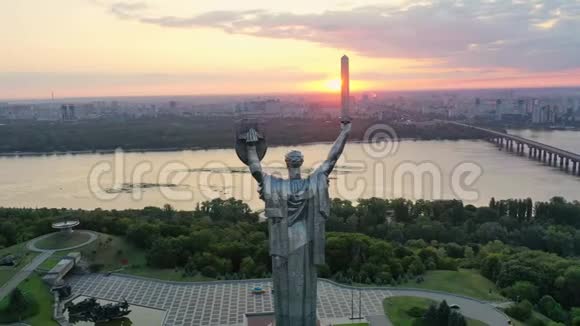 乌克兰基辅的祖国纪念碑空中景观视频的预览图