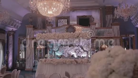 餐厅婚礼装饰及安排四周餐桌上摆满了白色的衣服和瓷器视频的预览图