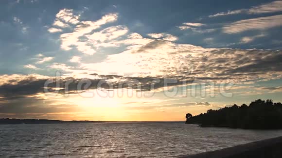 刮风的日子美丽的日落在海面上视频的预览图